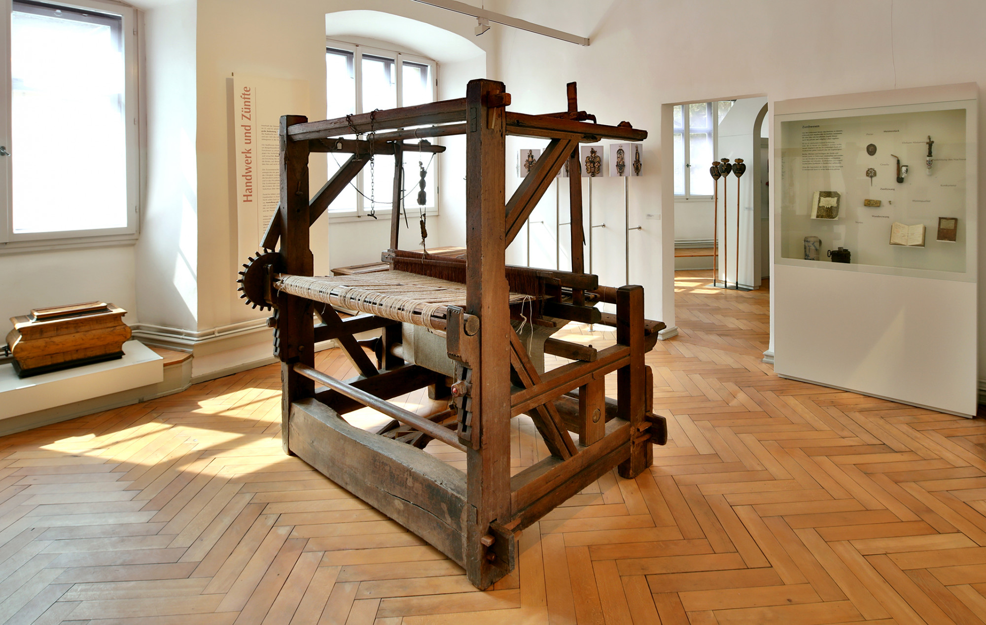 Impression aus der Ausstellung des Henneberg-Museums: Raum zum Thema Handwerk mit Webtuhl des 18. Jahrhunderts