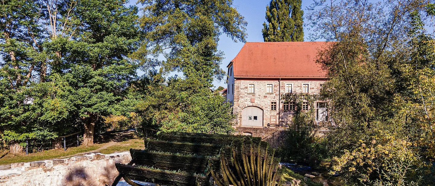 M&uuml;hlrad des Museums Herrenm&uuml;hle in der Fr&auml;nkischen Saale